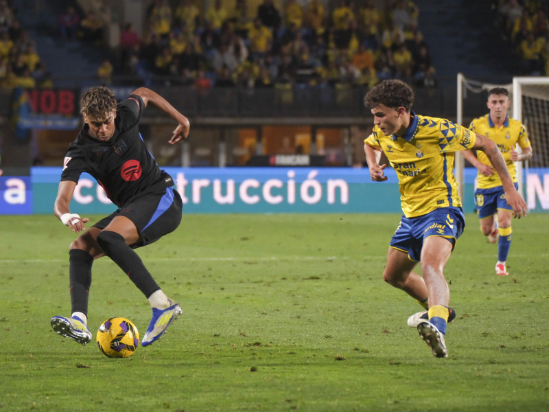 El centrocampista de la UD Las Palmas Stefan Bajcetic (d) ante el delantero del FC Barcelona Lamine Yamal durante el encuentro correspondiente a la jornada 25 de Laliga EA Sports que disputan hoy sábado en el estadio de Gran Canaria