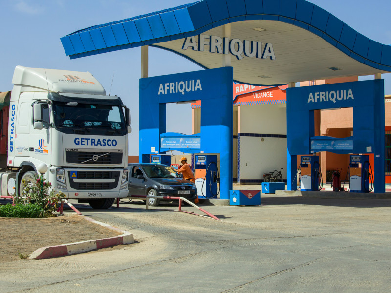 Automóviles y camiones en la gasolinera Afriquia cerca de Rissani, Marruecos