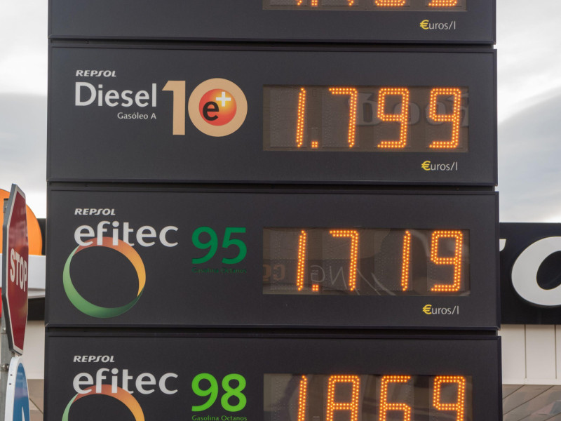 Alicante, España 16 de enero de 2023. Surtidor de gasolina Repsol en España que muestra precios por litro de diésel y gasolina 95 y 98