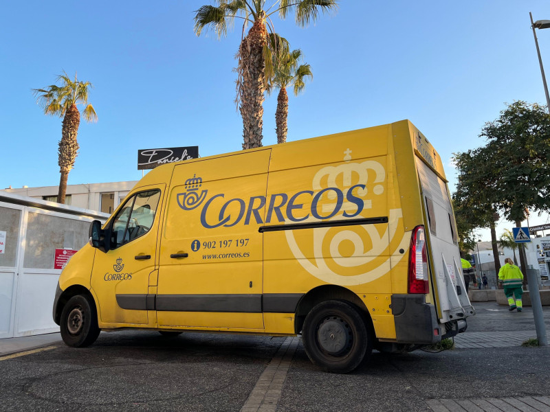 Furgoneta amarilla de Correos estacionada en Playa de las Américas. Arona, Tenerife. Canarias