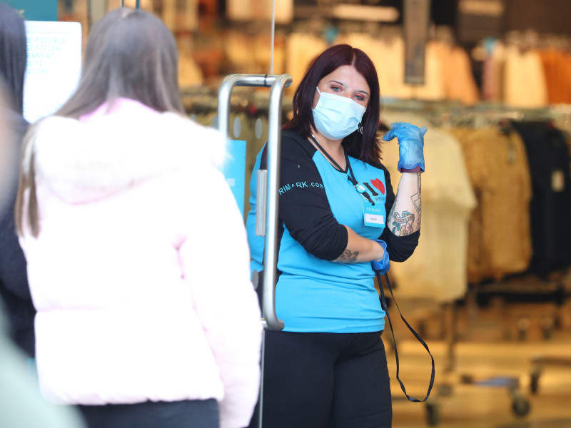 Las compradores hacen cola alrededor de un Primark