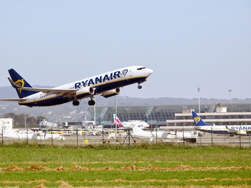 Avión comercial despegando del aeropuerto de Son Sant Joan de Palma de Mallorca