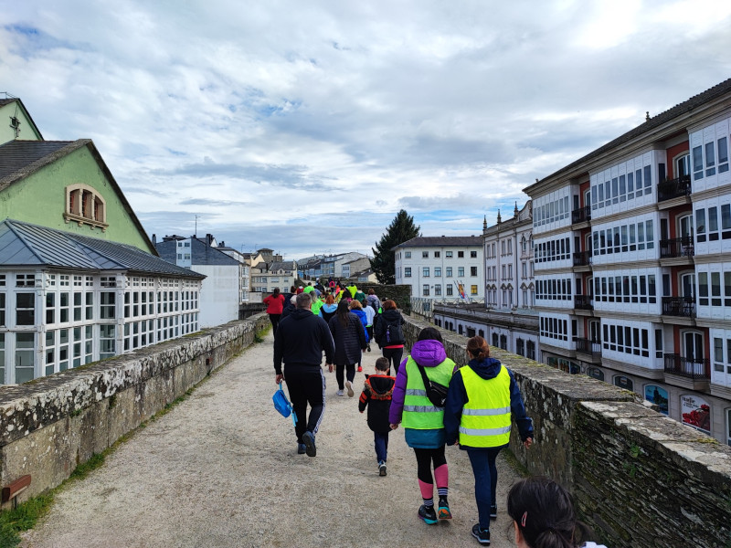 Participantes en la caminata solidaria por el adarve de la Muralla