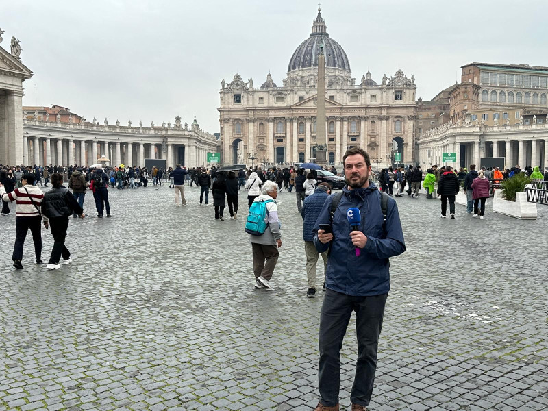 Jorge Bustos en la plaza de San Pedro en el Vaticano.