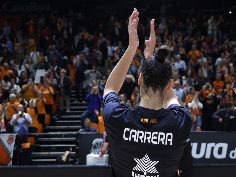 Raquel Carrera aplaude a la grada al final del partido ante el Gernika