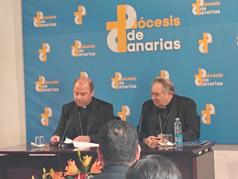 El Obispo de la Diócesis de Canarias, José Mazuelos, junto al nuevo obispo nivariense, Eloy Santiago