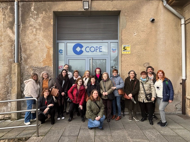 Participantes del programa Mejor en Compañía visitan COPE Oviedo