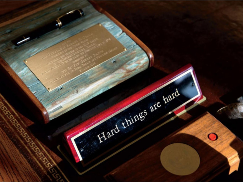 Imagen de la placa 'Hard things are hard' de Obama junto al 'botón presidencial'