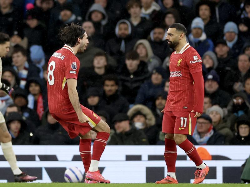 Szoboszlai  y Mohamed Salah celebran un gol con el Liverpool