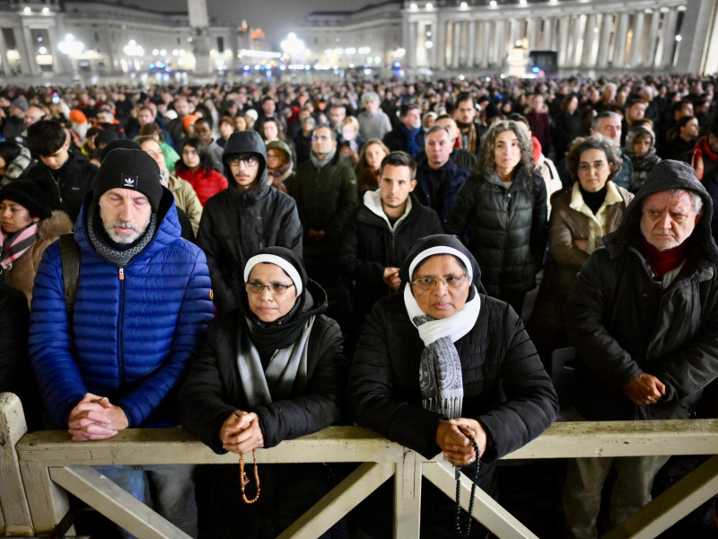 Los fieles se concentran en la Plaza de San Pedro para rezar por la salud del Papa Francisco