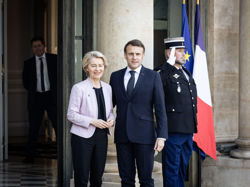 El presidente francés, Emmanuel Macron (d), recibe a Ursula Von Der Leyen (i), presidenta de la Comisión Europea, antes de la reunión informal con los líderes europeos en el Palacio del Elíseo