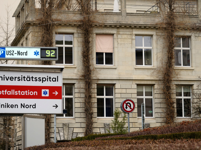 Señalización de la sala de urgencias del Hospital Universitario de Zúrich (Suiza) y del aparcamiento adyacente. Las indicaciones están en alemán