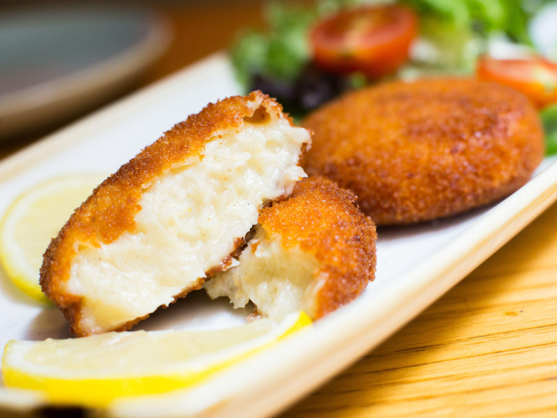 Croquetas españolas. La croqueta es una porción de masa hecha a partir de una salsa densa como la bechamel y un picadillo de diversos ingredientes o verduras.