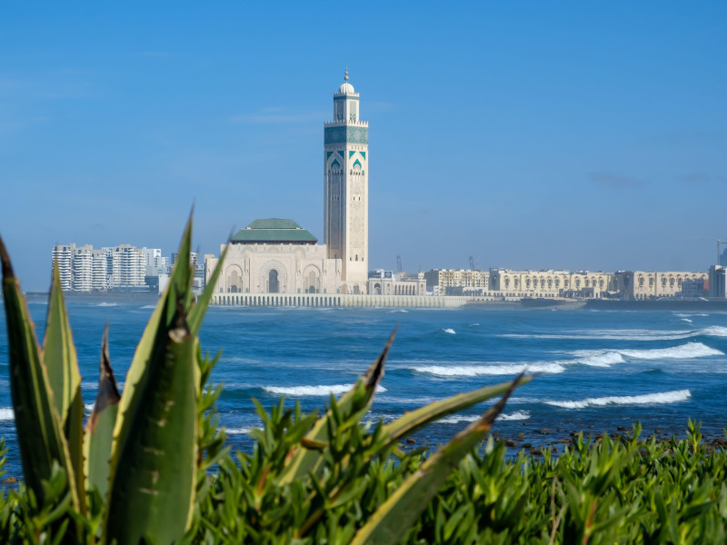 Vista de la hermosa mezquita Hassan II y la ciudad de Casablanca en Marruecos