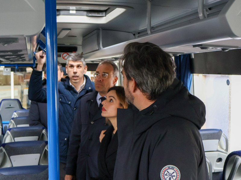 El conselleiro de Presidencia, Diego Calvo, asistió a la presentación de la nueva flota de buses que cubrirá la Liña Conecta entre A Coruña y Lugo