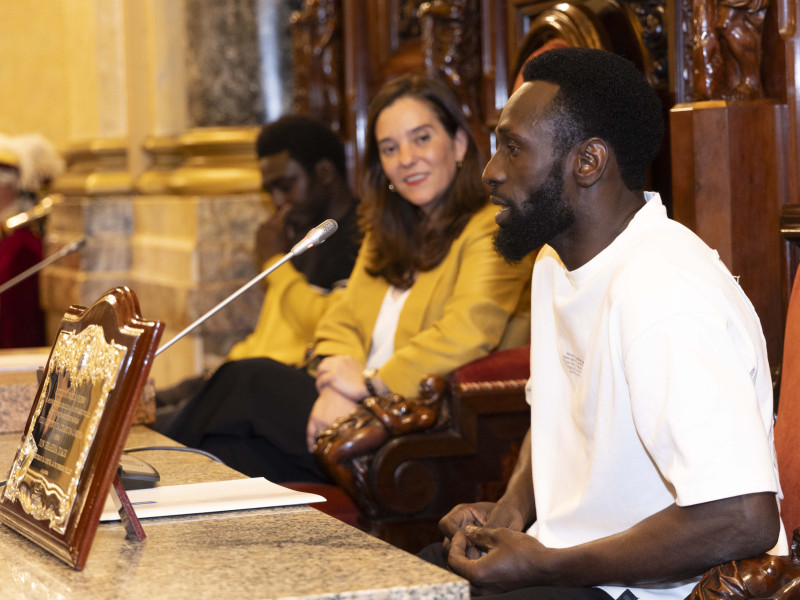 Ibrahima (en primer plano) y Magatte, en su nombramiento como hijos adoptivos de A Coruña