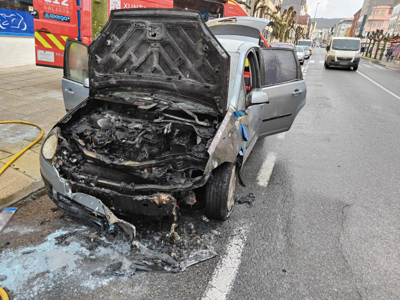 El vehículo sufrió daños en la parte delantera