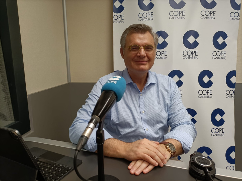 El Doctor Jesús Artal en los estudios de COPE Cantabria