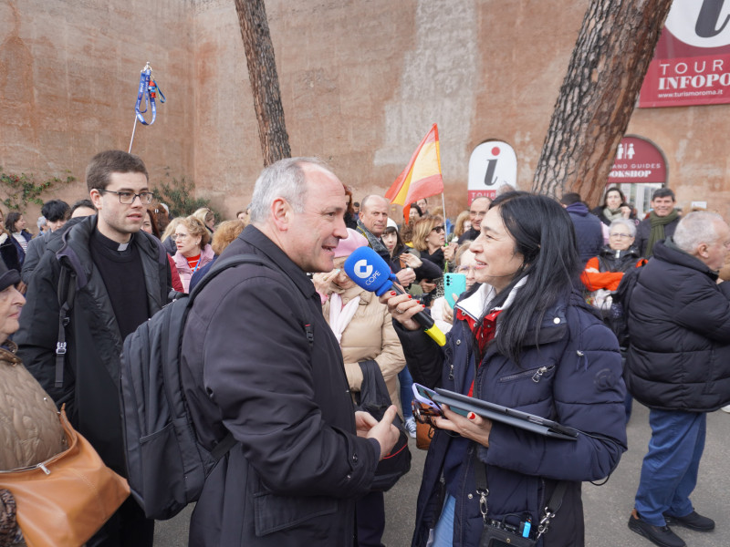 Obispo Antonio Prieto, de la diócesis de Alcalá de Henares, Madrid, en Roma, junto a Pilar Cisneros