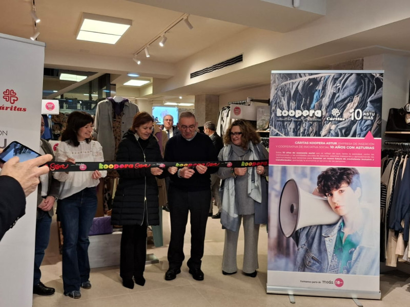 Inauguración de la tienda Koopera de Cáritas en la calle Langreo de Gijón