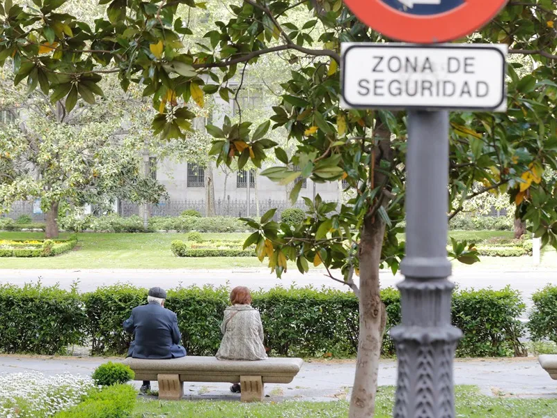 Una pareja de ancianos en un parque