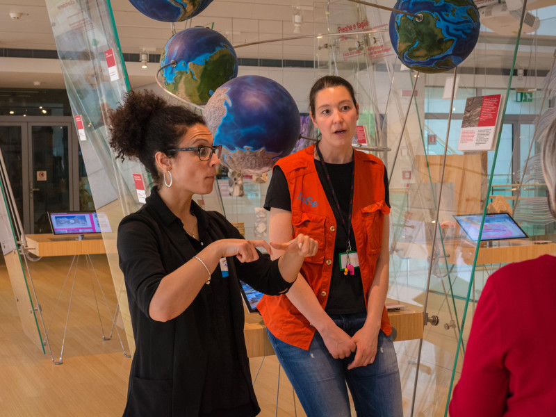 La guía de un museo de Trento emplea lenguaje de signos para el público