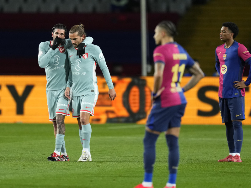 El Atlético de Madrid celebra el 0-2 de Griezmann al Barcelona