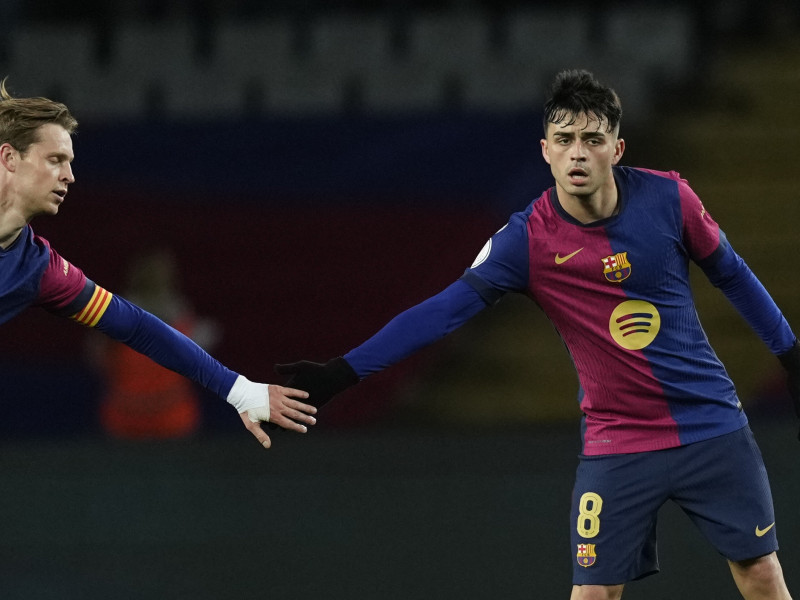 Pedri y De Jong celebran el gol del Barcelona