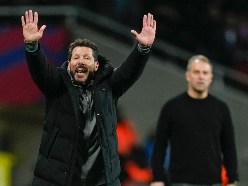 Diego Simeone da órdenes durante el Barcelona-Atlético, de Copa del Rey