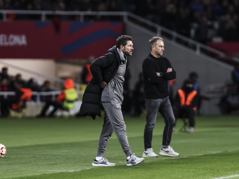 Diego Pablo Simeone, entrenador del Atlético de Madrid, observa durante el partido de semifinales de la Copa de España, Copa del Rey, disputado entre el FC Barcelona y el Atlético de Madrid en el Estadio Olímpico Lluis Companys el 25 de febrero de 2025 en Barcelona, ​​España.