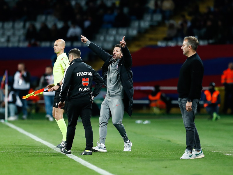 Diego Pablo Simeone, entrenador del Atlético de Madrid, hace un gesto durante el partido de semifinales de la Copa del Rey disputado entre el FC Barcelona y el Atlético de Madrid en el Estadio Olímpico Lluis Companys el 25 de febrero de 2025 en Barcelona, ​​España.