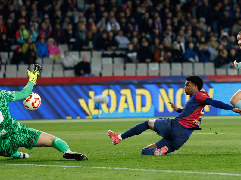 Griezmann marca en Montjuic durante el partido de Copa del Rey entre el Barcelona y el Atlético de Madrid