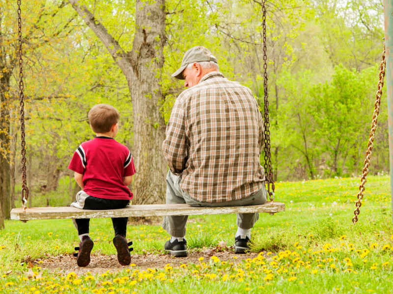 Abuelo y nieto juntos columpiándose