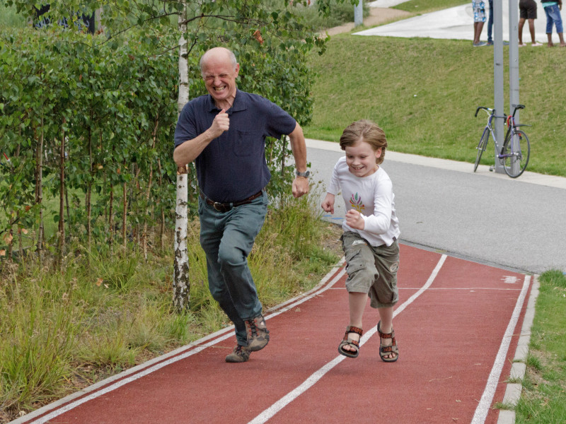 Abuelo y nieto haciendo una carrera