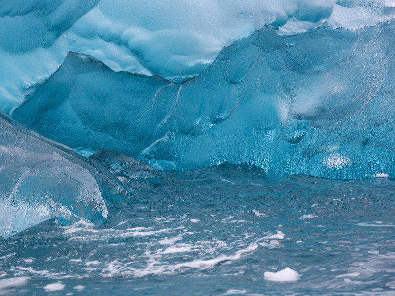 Hielo azul de un glaciar en la Antártida. El hielo de los icebergs azules contiene menos burbujas de aire que los que parecen más o menos blancos.