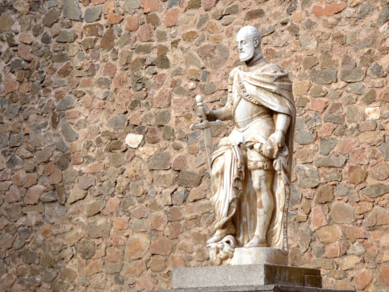 Toledo, España - 26 de septiembre de 2015: Estatua en homenaje al emperador Carlos V