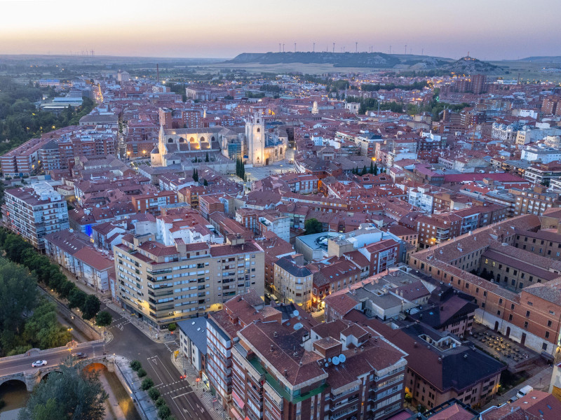 Esplendor del atardecer: Panorama aéreo de Palencia al atardecer