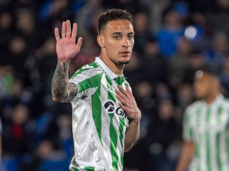 El jugador brasileño pide perdón a su afición tras ver la roja en el Coliseum.