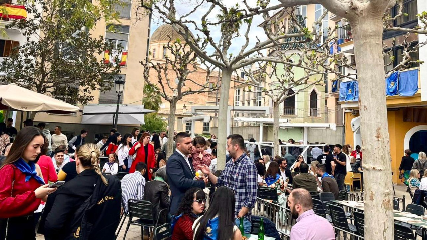 Una plaza de Lorca llena de gente en la Semana Santa de 2024