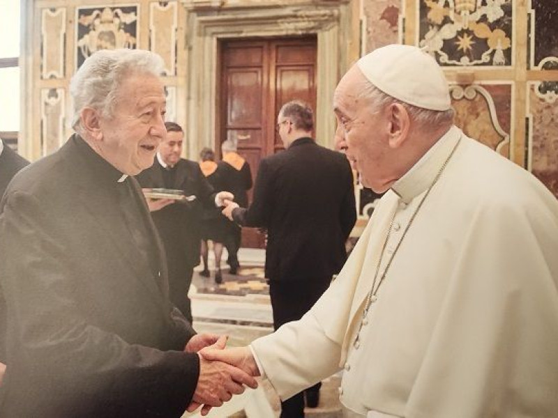 El sacerdote y periodista Antonio Pelayo junto al Papa Francisco