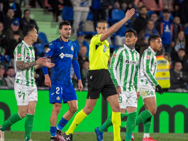 Alberola Rojas expulsa a Antony tras su entrada sobre Juan Iglesias.