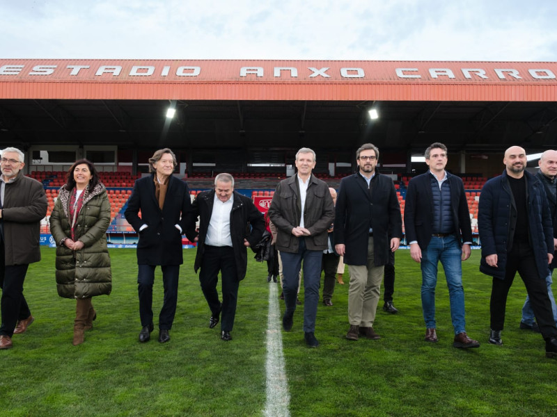 Diego Calvo, entre las autoridades y el presidente del CD Lugo, en el anuncio de la reforma del Anxo Carro