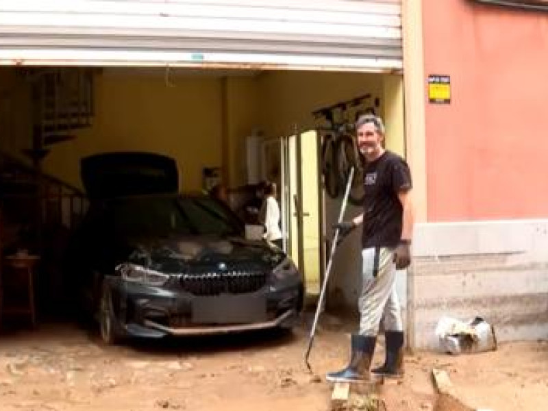 Vicente en las labores de ayuda de su casa en Massanasa