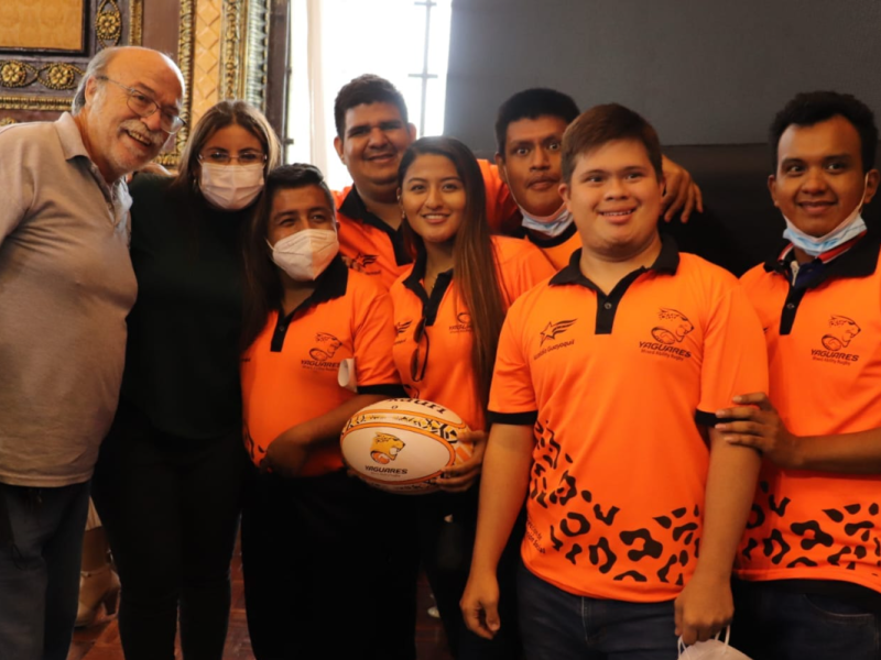 Juan Marín García, junto a los jugadores de Los Yaguares