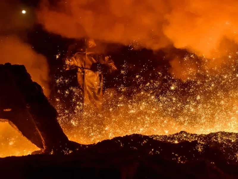 Un trabajador siderúrgico en un alto horno de la planta siderúrgica Zaporizhstal en Zaporizhia. EFE