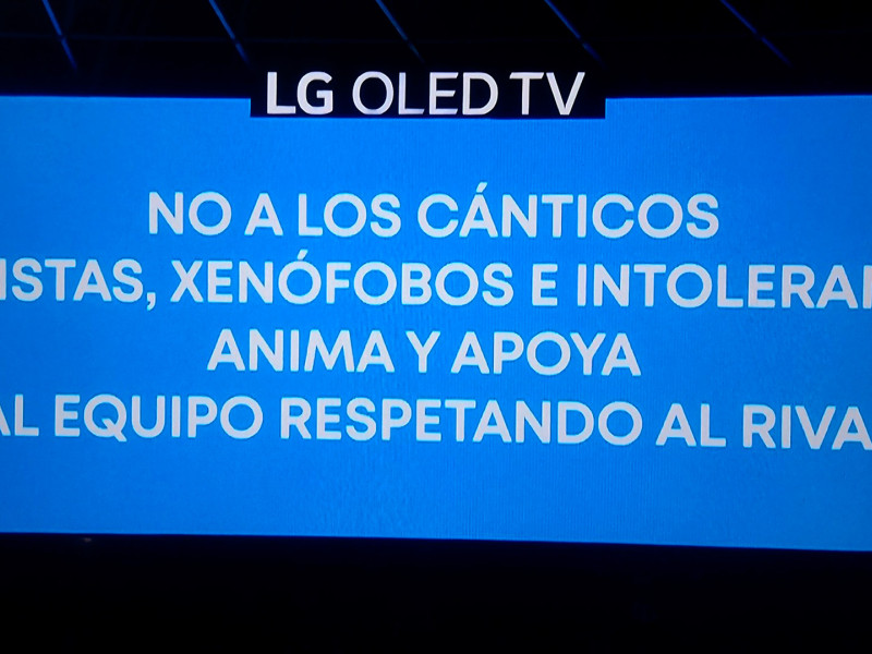 Mensaje contra los cánticos 'racistas, xenófobos e intolerantes' en el videomarcador del Reale Arena, en el Real Sociedad-Real Madrid de Copa