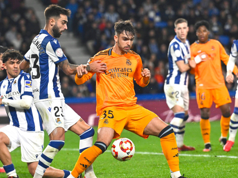 Raúl Asencio protege el balón ante Brais Méndez durante el Real Sociedad-Real Madrid, ida de las semifinales de la Copa del Rey