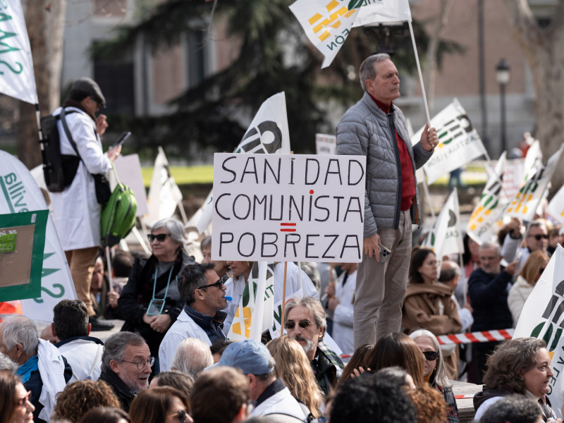 Decenas de sanitarios se manifiestan en Madrid contra el estatuto marco