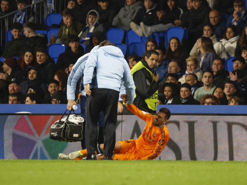 Dani Ceballos se duele de un golpe en el Real Sociedad - Real Madrid