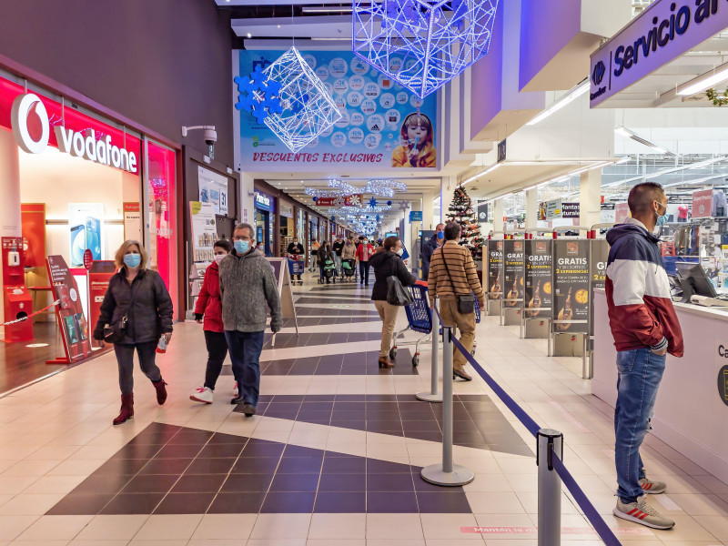 Huelva, España - 5 de diciembre de 2020: Interior del hipermercado Carrefour en el centro comercial Holea